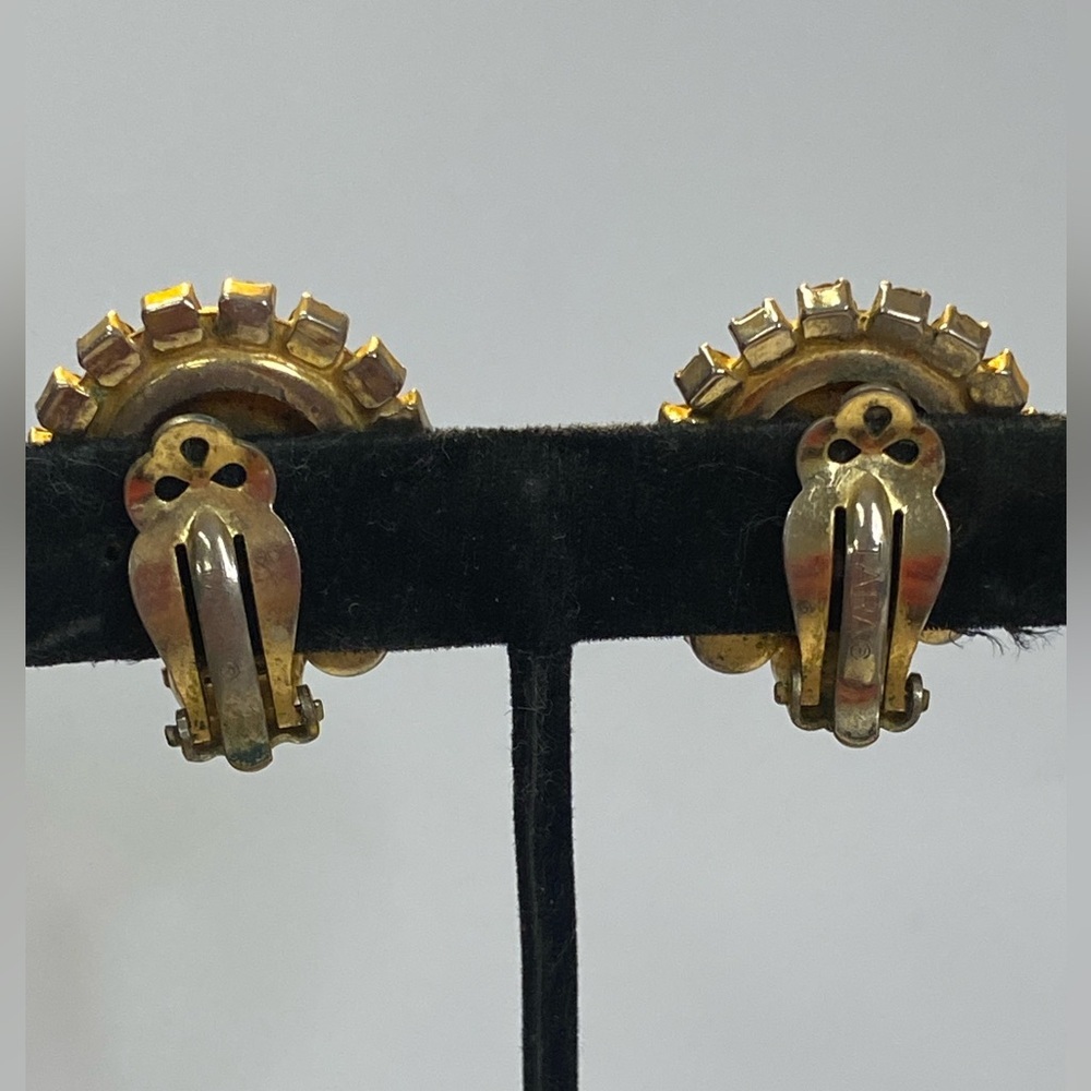 VINTAGE TARA CLIP ON EARRINGS - Picture 3 of 7